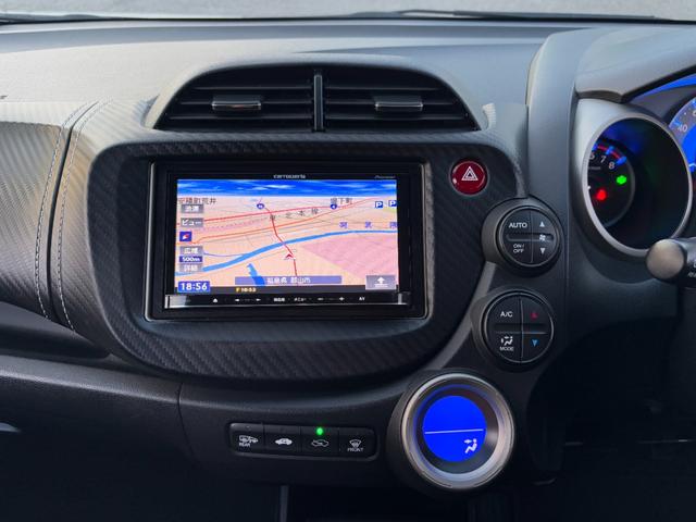 フィットハイブリッド スマートセレクション　禁煙　社外ナビ　バックカメラ　Ｂｌｕｅｔｏｏｔｈ　ＴＶ　クルコン　ＨＩＤ　スマートキー　タイミングチェーン　ルーフスポイラー　マットガード（8枚目）