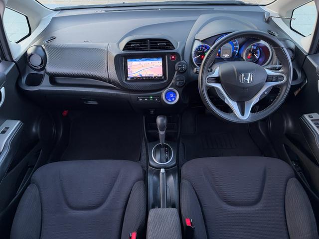 フィットハイブリッド スマートセレクション　禁煙　社外ナビ　バックカメラ　Ｂｌｕｅｔｏｏｔｈ　ＴＶ　クルコン　ＨＩＤ　スマートキー　タイミングチェーン　ルーフスポイラー　マットガード（12枚目）