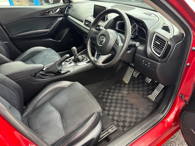 アクセラスポーツ ＸＤ　６ＭＴ／サンルーフ／ナビ／Ｂカメ／Ｂｌｕｅｔｏｏｔｈ／ＴＶ／スマートキー／ＨＩＤ／レーダークルコン／衝突軽減ブレーキ／車線免脱警報システム／ハーフレザーシート／シートヒーター／ＡＵＴＯライト（14枚目）
