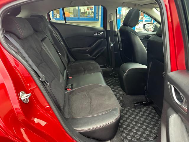 アクセラスポーツ ＸＤ　６ＭＴ／サンルーフ／ナビ／Ｂカメ／Ｂｌｕｅｔｏｏｔｈ／ＴＶ／スマートキー／ＨＩＤ／レーダークルコン／衝突軽減ブレーキ／車線免脱警報システム／ハーフレザーシート／シートヒーター／ＡＵＴＯライト（17枚目）