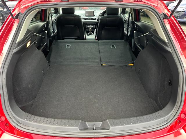 アクセラスポーツ ＸＤ　６ＭＴ／サンルーフ／ナビ／Ｂカメ／Ｂｌｕｅｔｏｏｔｈ／ＴＶ／スマートキー／ＨＩＤ／レーダークルコン／衝突軽減ブレーキ／車線免脱警報システム／ハーフレザーシート／シートヒーター／ＡＵＴＯライト（19枚目）