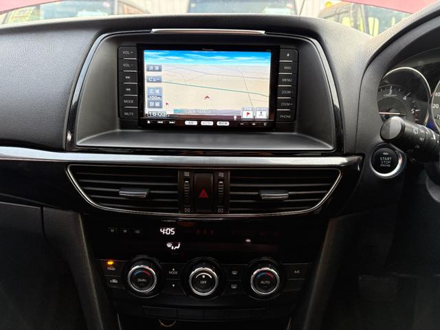 ナビが装備されてますので初めて訪れる場所でも迷わずに目的地に到着できますね♪テレビの視聴も可能ですので、ドライブも一層楽しくなりますよ♪その他機能満載なナビとなっております♪