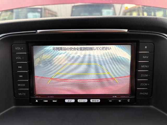 バックカメラを装備しておりますので安全にバックする事が可能になっております♪バックが苦手な方でも安心して駐車する事が出来ますよ♪