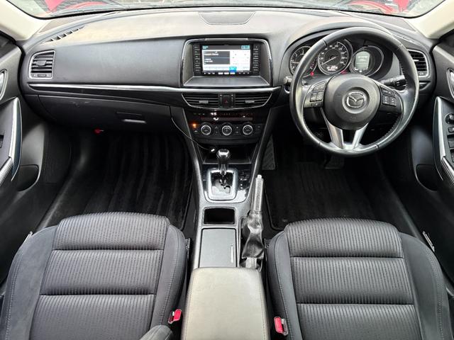 車内はご覧の通り清潔感のある室内でございます♪スイッチ類などもシンプルな操作のしやすいものですので機械が苦手な方でも安心ですね♪もちろん禁煙車なので煙草の匂いや焦げ跡はございません♪