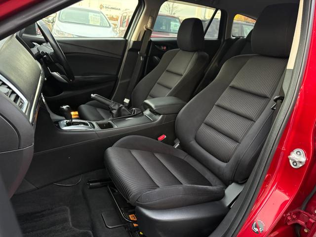 座り心地・通気性共に良好なシートになり、長時間の乗車も苦になりません♪インパネやセンター周りの収納も豊富で細かい荷物の置き場に困りません♪サイドの窓も大きく視認性も良好です♪