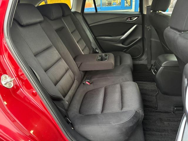 後席のシートもご覧の通りとてもキレイな状態です♪体の大きな方が乗ってもゆったりと余裕のある快適な座席です♪足元も広く窮屈感を感じない車内になっています♪禁煙車になり、嫌な臭い焦げ跡無し♪