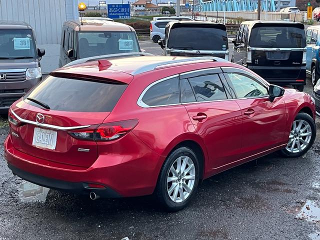 プライバシーガラスになっておりますので車内や荷物などが見えずらくなっております♪プライベート空間を守ることができ、外からの光も防ぐ効果もございますのでバックする際にも光が反射せず安全に行えます♪