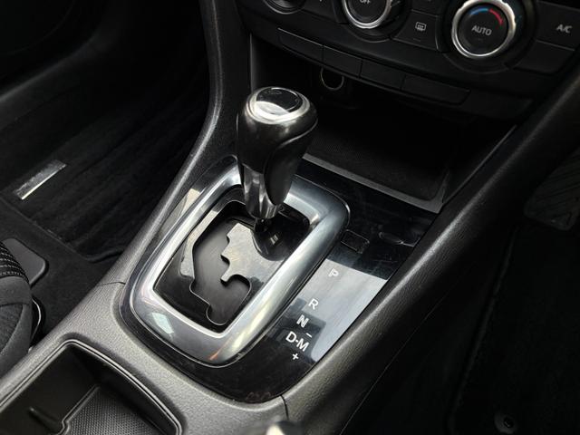 使用感をあまり感じさせない良好な状態のシフトレバーです♪グリップ感もあり握りやすい形状なので操作もしやすいです♪雪道などではギアを下げて頂いてエンジンブレーキを使用して頂ければ安全に走行可能です♪