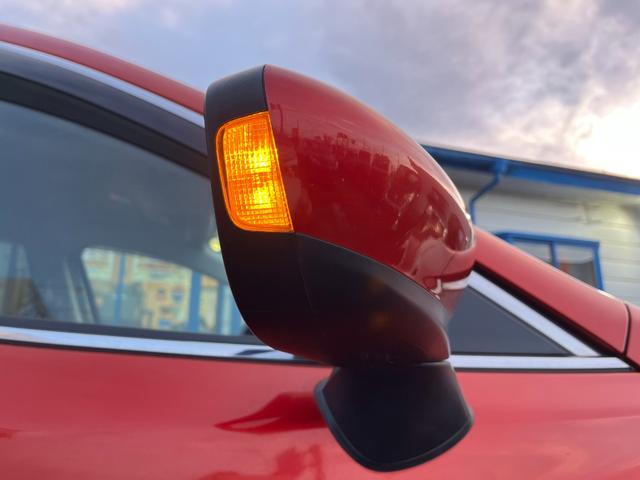 ミラーウィンカーがついておりますのでドレスアップ効果はもちろんの事、対向車からの視認性を向上させる役割もございます♪右折・左折する際に歩行者などにも見え危険を知らせることができ安全性も高くなりますね♪