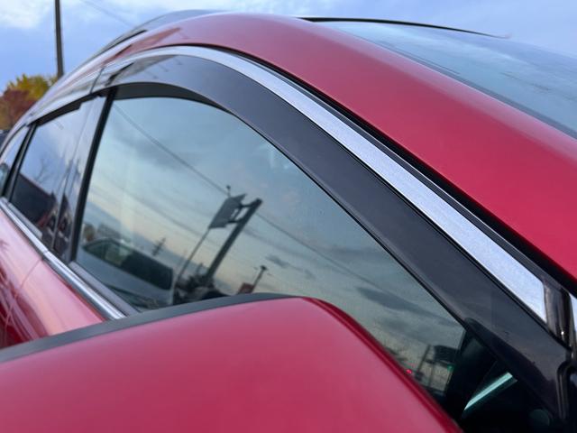 純正のドアバイザー装備なのでフィッティングもＯＫ♪雨の日でも濡れずに室内の換気が行えます♪ついていると便利ですね♪急なお乗り換えの際もご契約からご納車までスピーディに対応させて頂きます♪