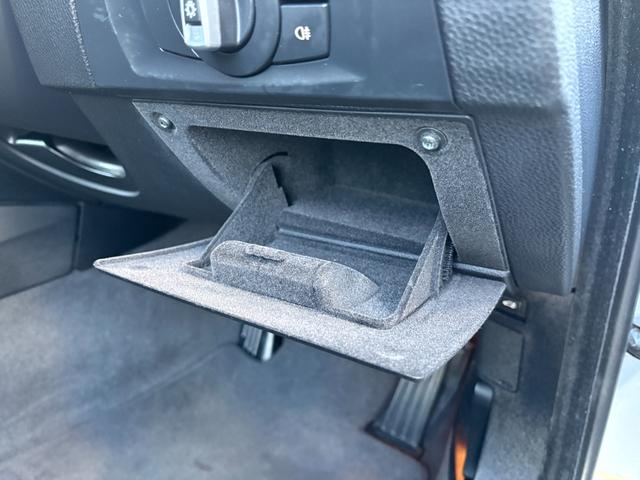 3シリーズ 320iツーリング 検2年/後期/黒革/ナビ/禁煙/関東入/AUX接続/ETC/HID/コンフォートアクセス/AUTOライト/純正16AW/Pスタート/Tチェーン/ハイライン本木目パネル/シートヒーター/ドラレコ(53枚目)