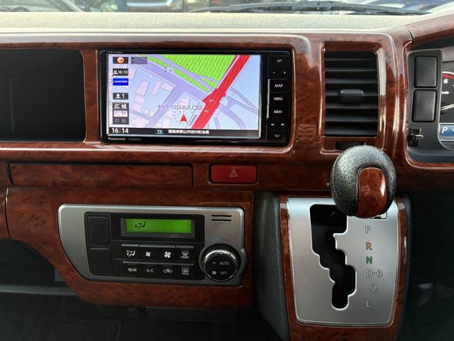 ナビが装備されてますので初めて訪れる場所でも迷わずに目的地に到着できますね♪テレビの視聴も可能ですので、ドライブも一層楽しくなりますよ♪その他機能満載なナビとなっております♪