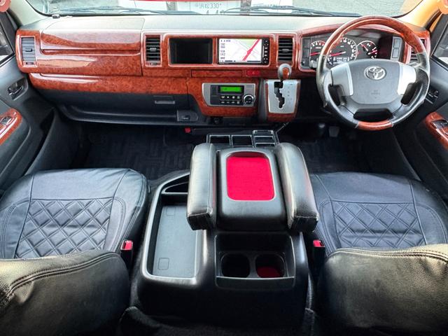 車内はご覧の通り清潔感のある室内でございます♪スイッチ類などもシンプルな操作のしやすいものですので機械が苦手な方でも安心ですね♪