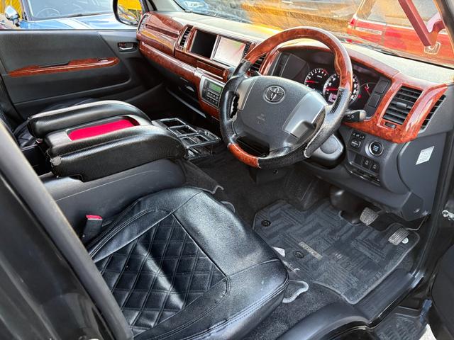 運転席のシートも目立つようなシミや汚れなどもなくキレイな状態です♪足元も広々としておりますのでゆったり乗れます♪