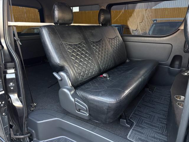 後席シートもご覧の通り、清潔感のあるキレイなシートとなっております♪厚みのあるシートとなっており、座り心地も◎♪