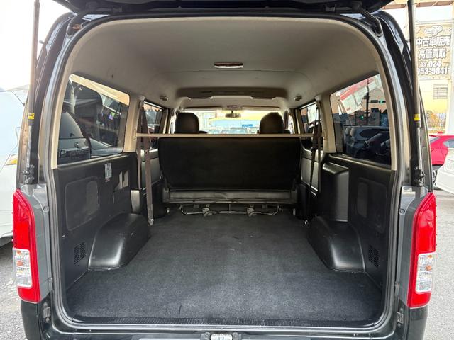 広い荷室♪お仕事にもお出かけにも大切なワンちゃん・ねこちゃんと旅行でも♪使い勝手いろいろ♪たくさん積めて便利なハイエースバン♪車中泊も可能です♪