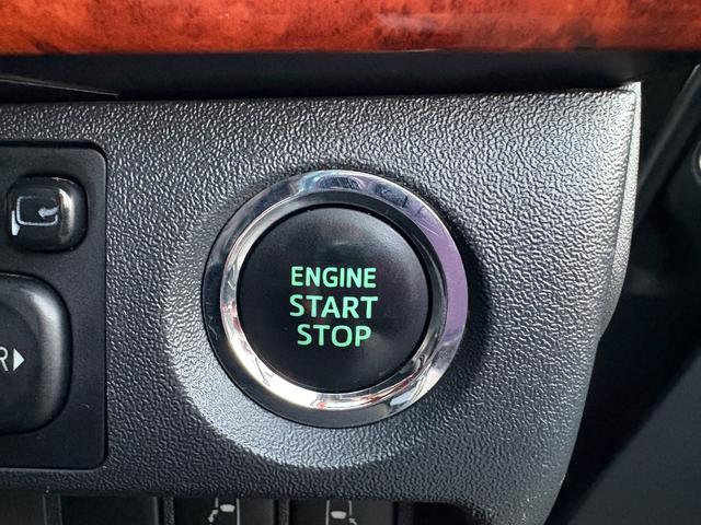 プッシュスタートとなっておりますので押していただくだけでエンジンの始動が可能となっております♪また、スマートキーとなっておりますので鍵の開閉もとても楽に行える車両となっております♪