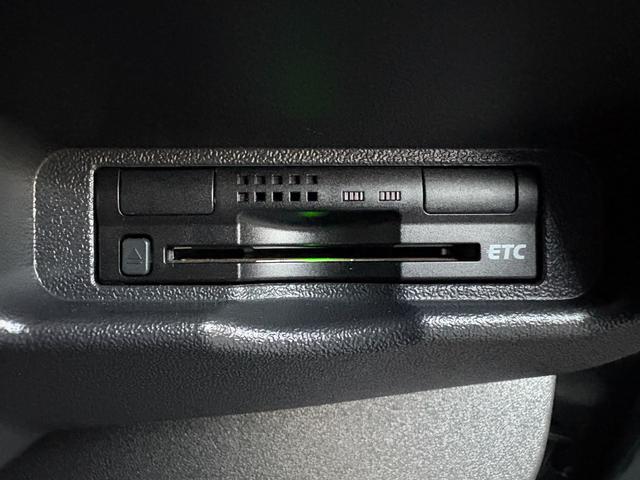 今では当たり前の装備になっているＥＴＣが最初から付いているのは嬉しいですね♪高速道路もスムーズに乗り降り出来ます♪購入後に取り付ける手間や費用が掛かる心配もありません♪