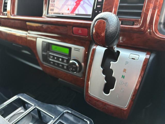 使用感をあまり感じさせない良好な状態のシフトレバーです♪グリップ感もあり握りやすい形状なので操作もしやすいです♪雪道などではギアを下げて頂いてエンジンブレーキを使用して頂ければ安全に走行可能です♪