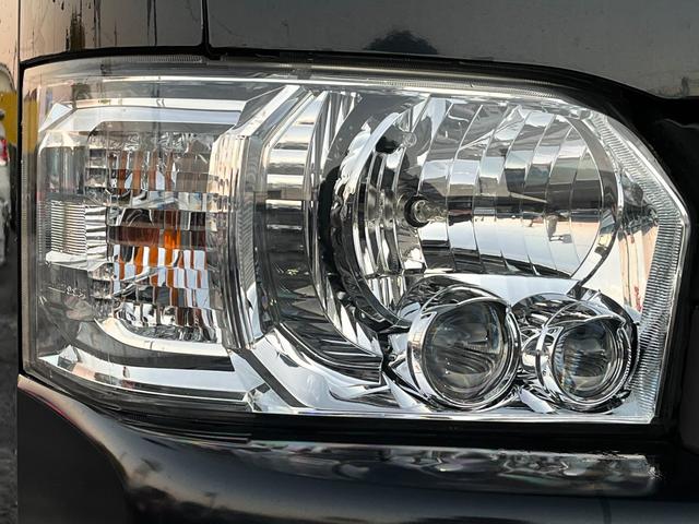 オプションの小糸製作所製ＬＥＤヘッドランプ（ロービーム）装備♪良くある社外純正風ではございません♪カットラインもキレイ♪ライトは純正に限ります♪