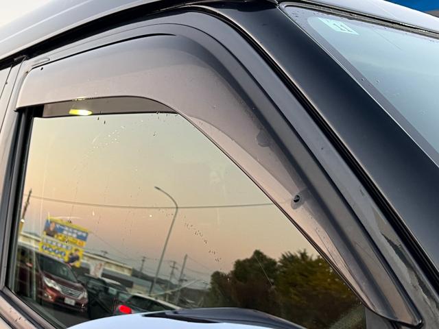 純正のドアバイザー装備なのでフィッティングもＯＫ♪雨の日でも濡れずに室内の換気が行えます♪ついていると便利ですね♪急なお乗り換えの際もご契約からご納車までスピーディに対応させて頂きます♪