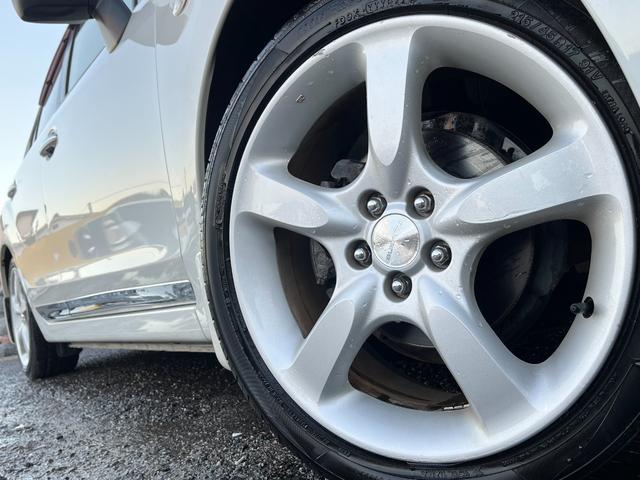 ボディとマッチした純正アルミ装着車となっております♪ガリキズやブレーキダスト等の汚れも少なくキレイな状態です♪車は足元からと言葉がピッタリな車両です♪夏・冬タイヤのご相談もお気軽にお申し付けください♪