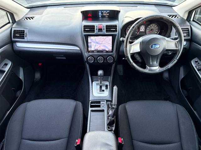 車内はご覧の通り清潔感のある室内でございます♪スイッチ類などもシンプルな操作のしやすいものですので機械が苦手な方でも安心ですね♪もちろん禁煙車なので煙草の匂いや焦げ跡はございません♪