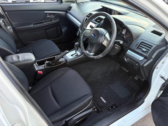 運転席のシートも目立つようなシミや汚れなどもなくキレイな状態です♪足元も広々としておりますのでゆったり乗れます♪運転席にはシートリフターが付いていますので、自分に合ったポジションで運転出来ます♪