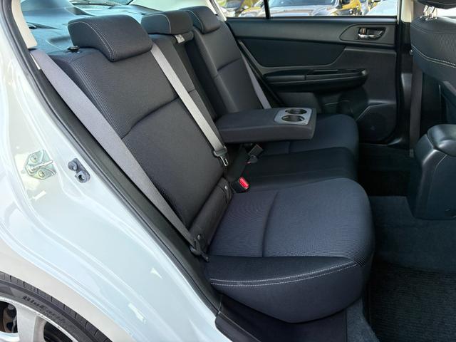 後席シートは大人の方が乗っても十分に広い座席になっています♪必要に応じて折りたためば収納スペースを広げることも出来ます♪人数や荷物の多さに合わせて自由自在に使い分けする事が出来ます♪