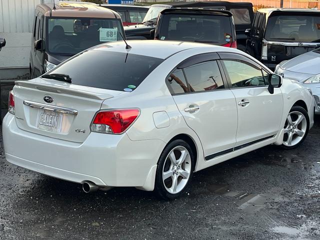 低重心でスポーティーな一面も兼ね備えており運転するのが楽しくなります♪コーナリングも軽やかで安定性も優れております♪スポーティなデザインとなっており見た目もカッコいいですね♪