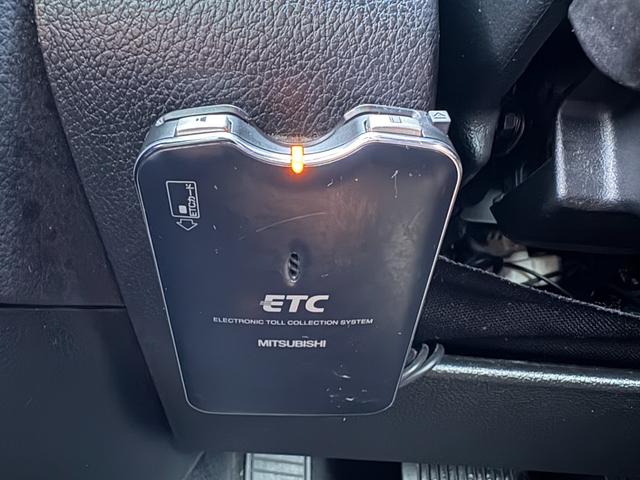 今では当たり前の装備になっているＥＴＣが最初から付いているのは嬉しいですね♪高速道路もスムーズに乗り降り出来ます♪購入後に取り付ける手間や費用が掛かる心配もありません♪