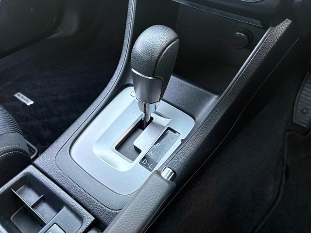 使用感をあまり感じさせない良好な状態のシフトレバーです♪グリップ感もあり握りやすい形状なので操作もしやすいです♪雪道などではギアを下げて頂いてエンジンブレーキを使用して頂ければ安全に走行可能です♪