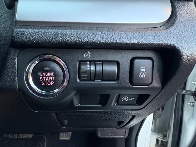 プッシュスタートとなっておりますので押していただくだけでエンジンの始動が可能となっております♪また、スマートキーとなっておりますので鍵の開閉もとても楽に行える車両となっております♪