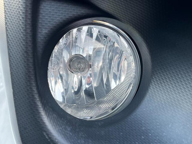フォグランプ装備車になりますので雨の日や霧の深い日でも周りを明るく照らしてくれる便利な装備です♪安全性が段違いですのでうれしい装備ですね♪