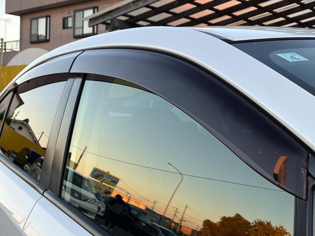 純正のドアバイザー装備なのでフィッティングもＯＫ♪雨の日でも濡れずに室内の換気が行えます♪ついていると便利ですね♪急なお乗り換えの際もご契約からご納車までスピーディに対応させて頂きます♪