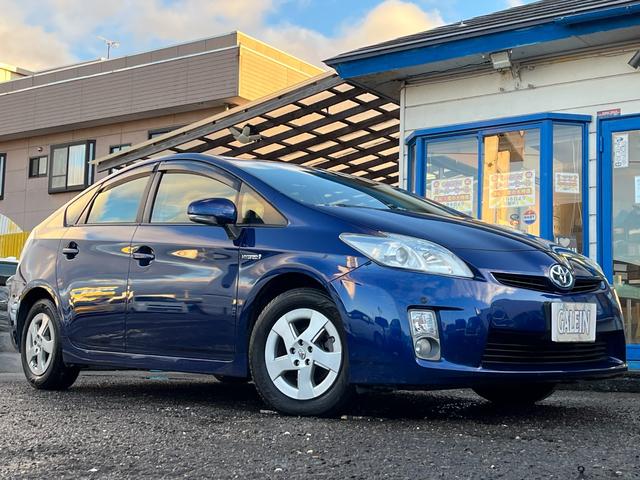 ハイブリッドといえばトヨタのプリウス♪２代目より大柄になったボディサイズで大きすぎず快適なセダンのような乗り心地です♪ダークブルーマイカのボディカラーで落ち着きある高級感のある１台です♪