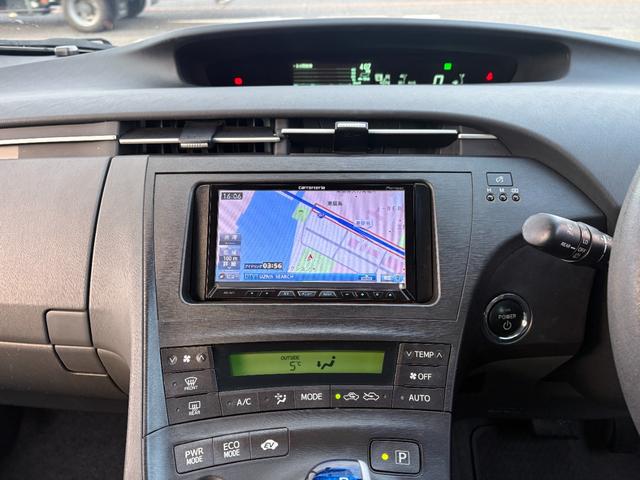 ナビが装備されてますので初めて訪れる場所でも迷わずに目的地に到着できますね♪テレビの視聴も可能ですので、ドライブも一層楽しくなりますよ♪その他機能満載なナビとなっております♪
