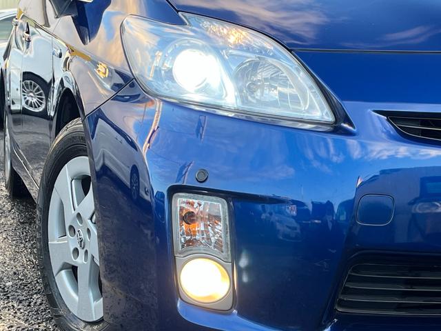 曇りやキズの少ないＬＥＤヘッドライトになっております♪ＬＥＤなので視認性も良く夜道を明るく照らしてくれます♪寿命も長くとても経済的です♪入庫時にヘッドライト丁寧に磨いておりピカピカの状態です♪