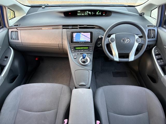 車内はご覧の通り清潔感のある室内でございます♪スイッチ類などもシンプルな操作のしやすいものですので機械が苦手な方でも安心ですね♪もちろん禁煙車なので煙草の匂いや焦げ跡はございません♪