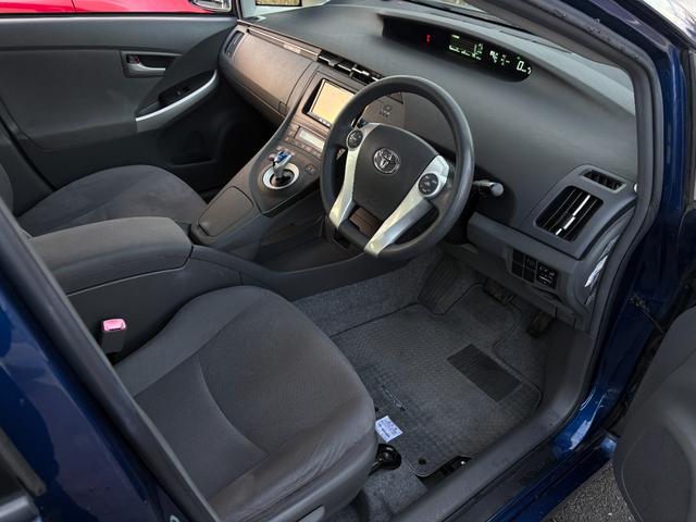 運転席のシートも目立つようなシミや汚れなどもなくキレイな状態です♪足元も広々としておりますのでゆったり乗れます♪