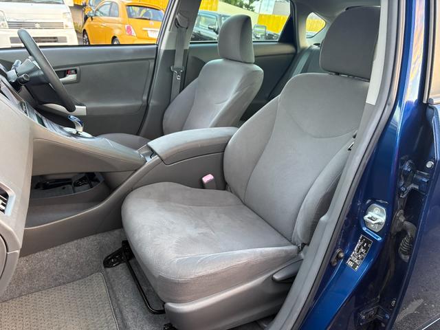 助手席側の足元もゆったりと広々しております♪サイドの窓も視界が広く見晴らしが良いので、ドライブ中にも外の景色を存分に楽しむ事が出来ます♪ダッシュボードにも汚れなど無く良好な状態です♪