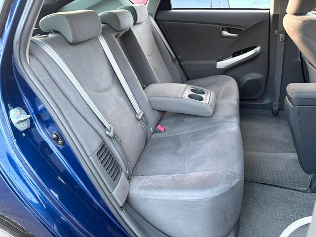 後席シートもご覧の通り、清潔感のあるキレイなシートとなっております♪厚みのあるシートとなっており、座り心地も◎♪格納式ひじ掛けもございますので、お乗り頂く人数に合わせてご使用頂けます♪