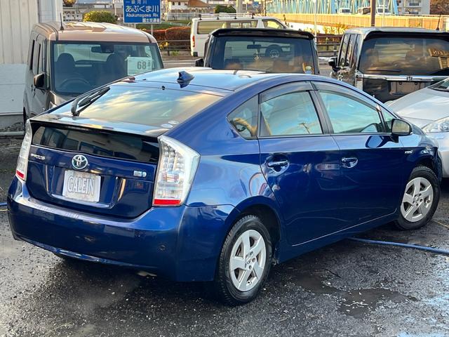 クリアテールレンズで見た目も◎ですね♪お仕事にも通勤通学、街乗りにも大活躍です♪ガソリンが高騰している今こそ燃料代の安いハイブリッドをお買い求めください♪