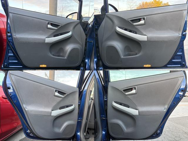 ドアは広くワイドに作られており、体の大きな方でも乗降り時に窮屈感を感じさせない乗降口です♪車内の内装に関しましても、ドアパネルやサイドポケットに擦れや汚れも無くとても良好な状態です♪
