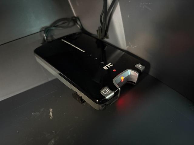 今では当たり前の装備になっているＥＴＣが最初から付いているのは嬉しいですね♪高速道路もスムーズに乗り降り出来ます♪購入後に取り付ける手間や費用が掛かる心配もありません♪