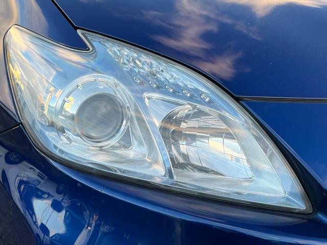 曇りやキズの少ないＬＥＤヘッドライトになっております♪ＬＥＤなので視認性も良く夜道を明るく照らしてくれます♪寿命も長くとても経済的です♪入庫時にヘッドライト丁寧に磨いておりピカピカの状態です♪