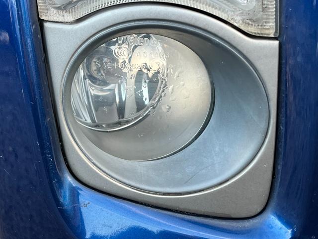 フォグランプ装備車になりますので雨の日や霧の深い日でも周りを明るく照らしてくれる便利な装備です♪安全性が段違いですのでうれしい装備ですね♪