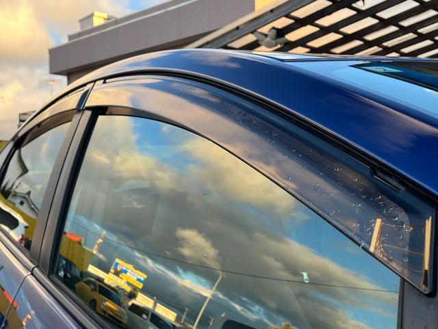 純正のドアバイザー装備なのでフィッティングもＯＫ♪雨の日でも濡れずに室内の換気が行えます♪ついていると便利ですね♪急なお乗り換えの際もご契約からご納車までスピーディに対応させて頂きます♪