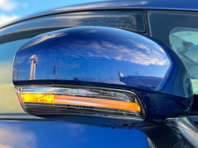 ミラーウィンカーがついておりますのでドレスアップ効果はもちろんの事、対向車からの視認性を向上させる役割もございます♪右折・左折する際に歩行者などにも見え危険を知らせることができ安全性も高くなりますね♪