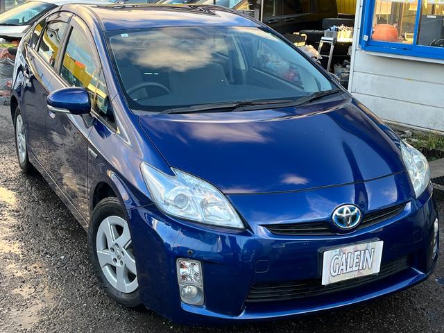 １９９７年１２月に登場した量産型ハイブリッド乗用車♪ガソリンエンジンと電気モーターを併せ持ち、走行状態によってそれぞれを併用あるいは使い分けることで燃費を稼ぎます♪低燃費の代名詞のプリウス♪